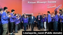 Қазақстан президенті Қасым-Жомарт Тоқаев (ортада) "Жаңа адамдар" қозғалысының форумында. Астана, 8 ақпан, 2025 жыл