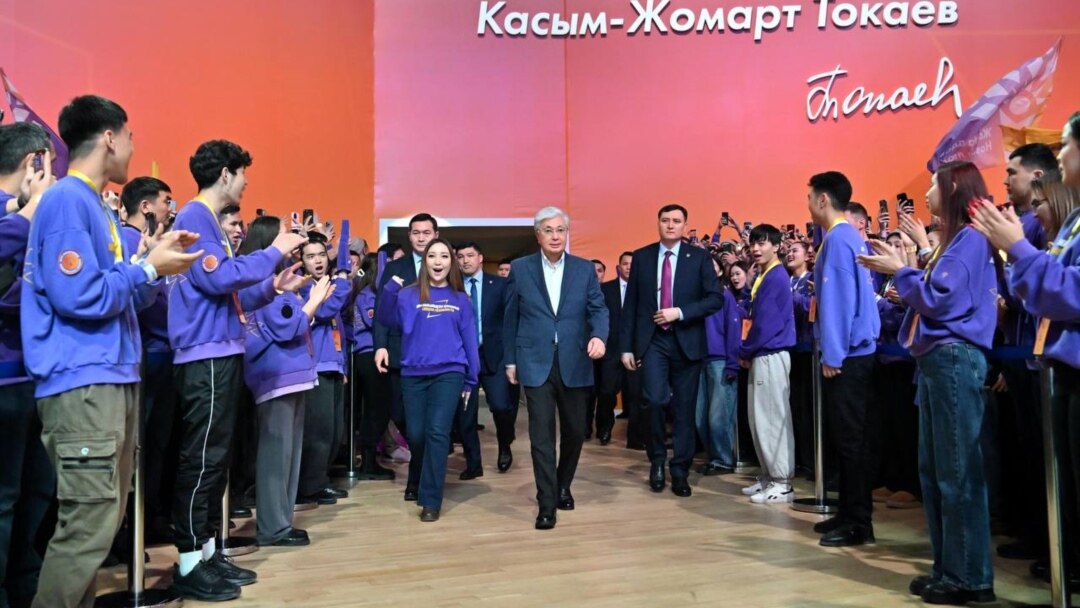 Мас брюнетканы саунада жаттықтырған