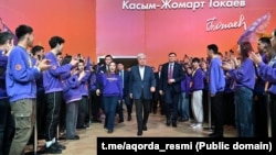 Қазақстан президенті Қасым-Жомарт Тоқаев (ортада) "Жаңа адамдар" жастар қозғалысының форумында. Астана, 8 ақпан, 2025 жыл. Ақорданың ресми телеграм-арнасындағы фото (t.me/aqorda_resmi)