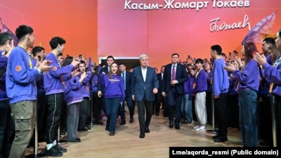 Душтағы фотодағы жалаңаш эмолар