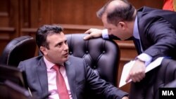 Kryeministri i Maqedonisë, Zoran Zaev duke biseduar me ministrin e Brendshëm Oliver Spasovski. Foto nga arkivi 