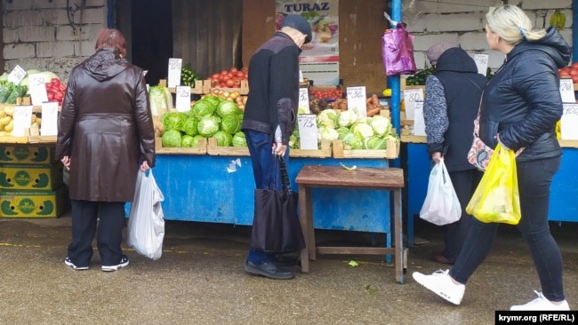Пенсионеры – основные покупатели на недорогом рынке сельхозпродукции