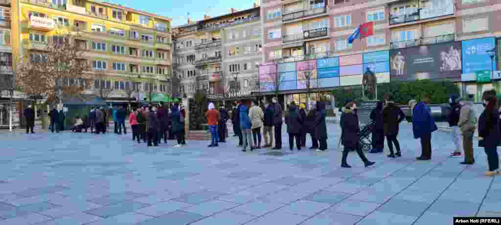 Për të dytën ditë me radhë, qytetarët në Prishtinë mund të testohen për koronavirus, në një tendë të vendosur në sheshin &quot;Zahir Pajaziti&quot;.&nbsp;
