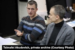 Цімафей Акудовіч дыскутуе з гісторыкам Сьцяпанам Стурэйкам, фота з прыватнага архіву