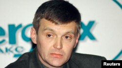 Александр Литвиненко на пресс-конференции в Лондоне в 1998 году