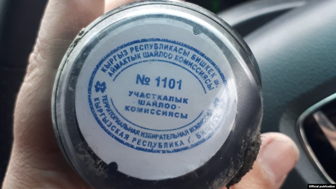 Журналист Канат Каниметов №1101 шайлоо участкасынын мөөрүн Бишкектеги көчөлөрдүн биринен таап алганын “Фейсбуктагы” баракчасына жазды. 