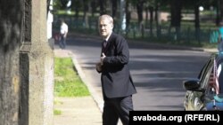 Майкл Скэнлан на судзе над Васілём Парфянковым
