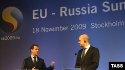 Swedish Prime Minister Fredrik Reinfeldt (R) and Russian President Dmitry Medvedev, 18Nov2009