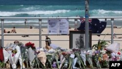 Lule të vendosura pranë shëtitores së plazhit Bondi në Sidnej më 17 dhjetor 2025, në nderim të viktimave të sulmit që ndodhi më 14 dhjetor.