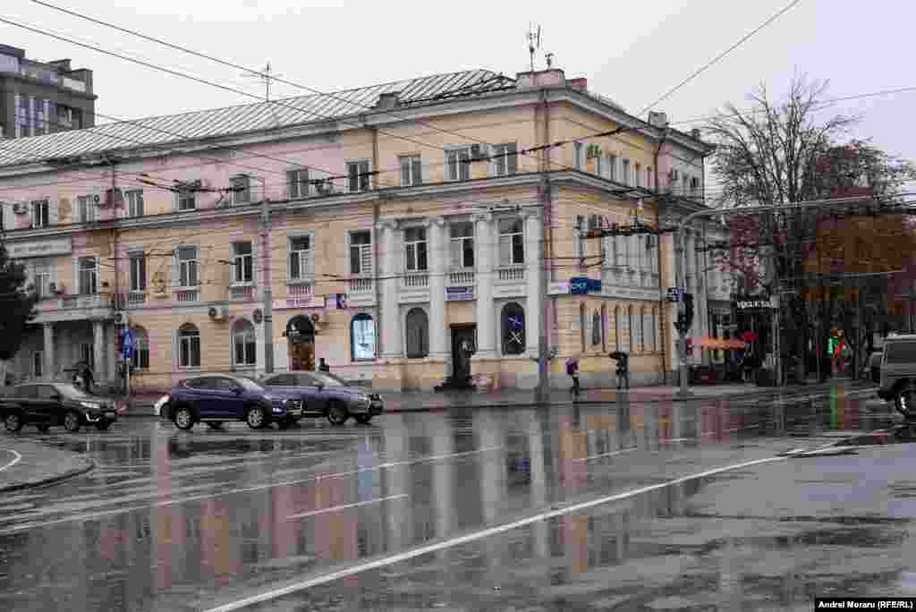 La intersecția Bulevardului Ștefan cel Mare cu strada Mitropolit Bănulescu-Bodoni din Chișinău se află o clădire cu trei etaje, caracterizată prin fațade simetrice și coloane albe, care a fost, în trecut, hotelul „Suisse”.În anii 1830, Ivan și Annastasia Monastârsky au construit două imobile cu câte două etaje, formând un complex rezidențial. În anii 1860, aceste clădiri au fost renovate și unite pentru a găzdui Seminarul teologic. Apoi, în 1874, Charl Sailladeni, un elvețian, a preluat clădirea în arendă și a transformat-o în hotelul „Suisse”.Hotelul nu a supraviețuit celui de-al Doilea Război Mondial, suferind daune considerabile. Arhitectul sovietic Alexei Șciusev, originar din Chișinău, a apreciat hotelul „Suisse” ca fiind una dintre cele mai frumoase clădiri din oraș, iar inițiativa sa a dus la construcția unei noi clădiri pe același amplasament, care păstrează aspectul original al clădirii.