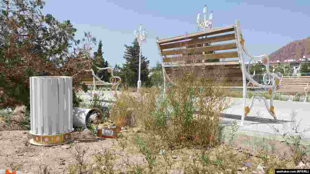 Döwlen oturgyçlar, hapadan doly zibil gaplary. Balkanabat, 6-njy maý, 2015.