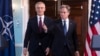 Генеральний секретар НАТО Єнс Столтенберґ (ліворуч) і держсекретар Ентоні Блінкен прибувають на пресконференцію в Державному департаменті США у Вашингтоні 18 червня