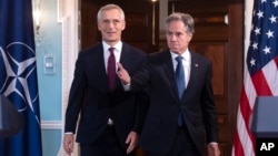 Генеральний секретар НАТО Єнс Столтенберґ (ліворуч) і держсекретар Ентоні Блінкен прибувають на пресконференцію в Державному департаменті США у Вашингтоні 18 червня