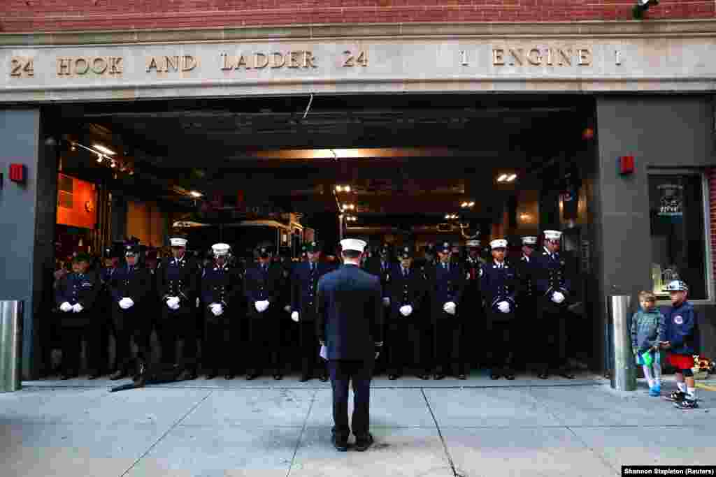 Zjarrfikësit marrin pjesë në ceremoninë për shënimin e 20-vjetorit të sulmeve terroriste. Nju Jork, 11 shtator 2021.&nbsp;