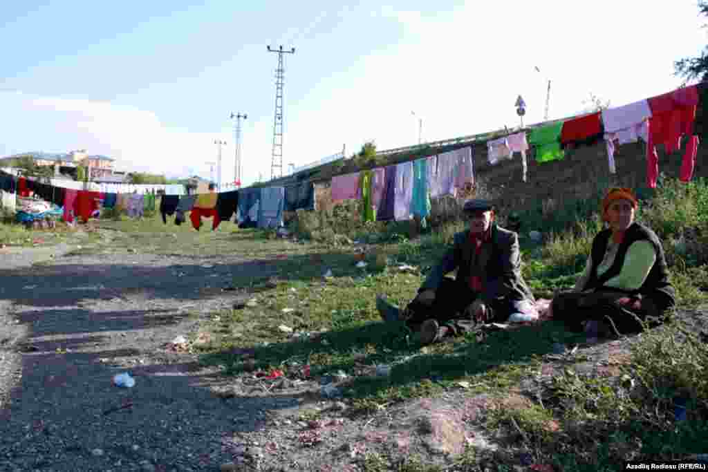 Dımir yolu xəttinin keçdiyi bölgədə yaşayan Əli dayıdan soruşuruq ki, bu ərazilərdə yerləşəm mülklər, evlər dəmir yolu xətti keçəcək deyə söküləcəyi deyilir. O, bu haqda məlumatlı olduğunu deyir. Əli dayı deyir ki, əgər dövlət belə edəcəksə deməli belə olmalıdır və yəqin ki, bundan daha yaxşı bir şərait yaradacaq.