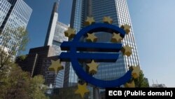 BCE își acordă doi ani, cu începere din octombrie 2021, pentru a analiza funcționarea unei posibile monede euro digitale. 