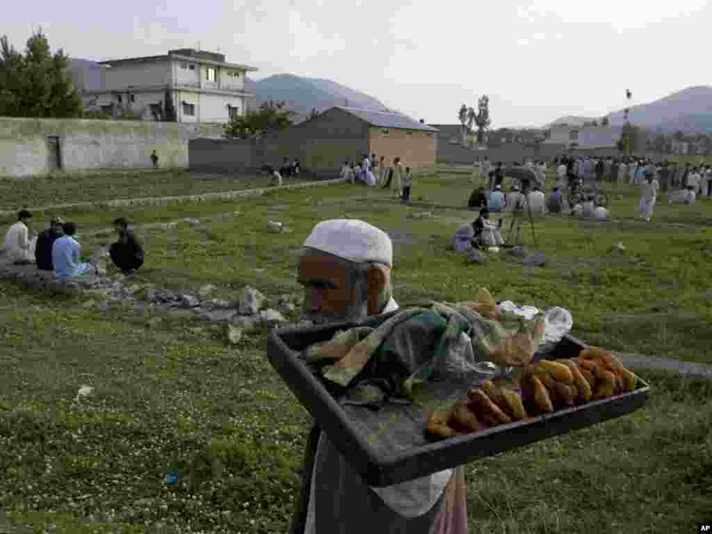 Pakistan - Neposredno poslije akcije američkih vojnih snaga u kojoj je ubijen Osama bin Laden, ispred kuće su se mogli kupiti i tradicionalni pakistanski slatkiši, Abbottabad, 05.05.2011. Foto: AP / Anjum Naveed
