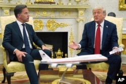 Президент Дональд Трамп (п) виступає під час зустрічі з генеральним секретарем НАТО Марком Рютте в Овальному кабінеті Білого дому, 14 липня 2025 року, Вашингтон