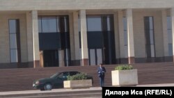 У административного здания в городе Туркестан.