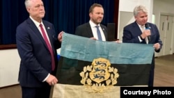 Сьцяг, вывезены з Таліна перад вяртаньнем туды савецкай акупацыі, паказаны ў Эстонскім доме ў Сыднэі, Аўстралія. Міністар замежных спраў Эстоніі Маргус Цахкна ў цэнтры здымку