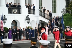 Подружжя Байденів і гості спостерігають за почесною вартою під час прийнятття у Білому домі лідерів країн-членів НАТО, які зібралися на ювіленйи саміт НАТО у Вашингтоні. 10 липня 2024 року