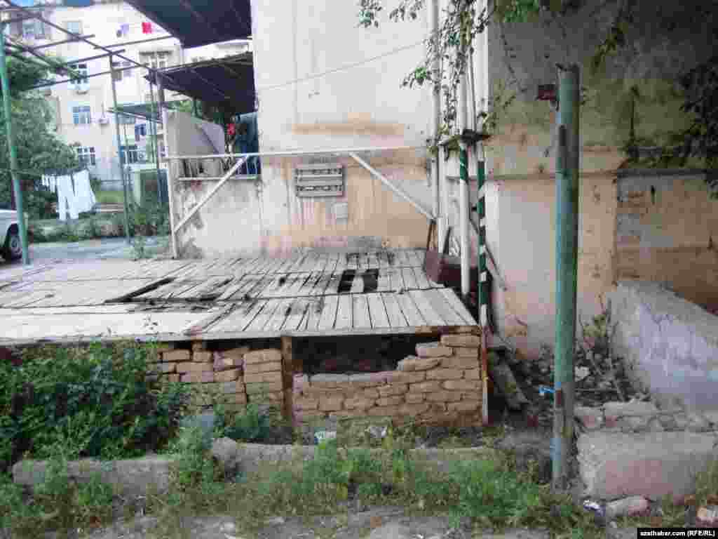 Aşgabatda birinji gatda bina edilen goşma&ccedil;a gurluşyk ja&yacute;lary &yacute;ykyl&yacute;ar