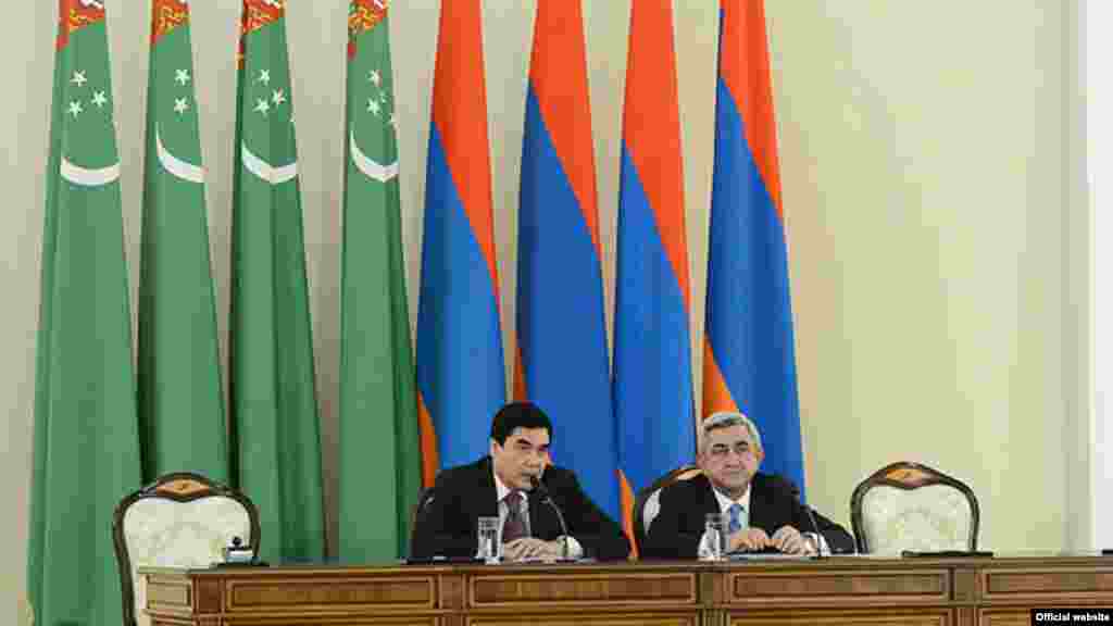 Ermənistan və T&uuml;rkmənistan prezidentləri Yerevanda birgə mətbuat konfransında. 29 noyabr 2012