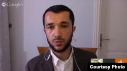 Сын имама Довудхон общается по скайпу с журналистом «Озодлик» (Узбекской редакции радио «Свобода») в Праге Барно Анвар. 