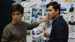 "Мафия" тасмасында Уланбек Эгизбаевдин ролун жараткан актер Бакболот Коңурбаев (оңдо) жана Али Токтакуновду ойногон Баястан Колдошалы (солдо).