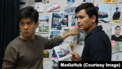 "Мафия" тасмасында Уланбек Эгизбаевдин ролун жараткан актер Бакболот Коңурбаев (оңдо) жана Али Токтакуновду ойногон Баястан Колдошалы (солдо).