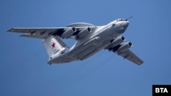 Un avion rusesc Beriev A-50 (de antrenament) pentru avertizare timpurie și control aeropurtat zboară deasupra Pieței Roșii înaintea paradei militare de Ziua Victoriei de la Moscova, 7 mai 2019 (foto AP/Alexander Zemlianichenko,)