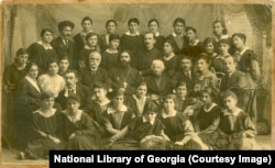 მარიამ ყაუხჩიშვილი გიმნაზიელ გოგონებთან ერთად