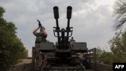 Un militar ucrainean scrutând cerul la Pavlograd, pe 18 iulie 2025. Principala amenințare aeriană vine de la dronele rusești Geran.