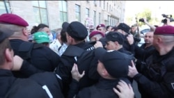 У центрі Києва вкладники банку «Михайлівський» влаштували штовханину з поліцією (відео)