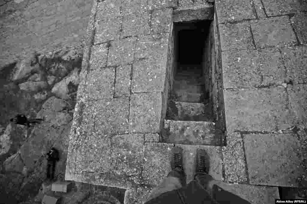 Qala divarlar. Qalanın müdafiə divarlarına qalxmaq üçün qalanın içindən iki daş pilləkan var. Onlardan biri ilə burma daş pilləkan vasitəsiylə divarın içərisindən yuxarıya, çölə tərəf tikilən dəhlizə qalxmaq olur. Digər daş pilləkan isə qalanın həyətindən yuxarıya tərəf qalxır.