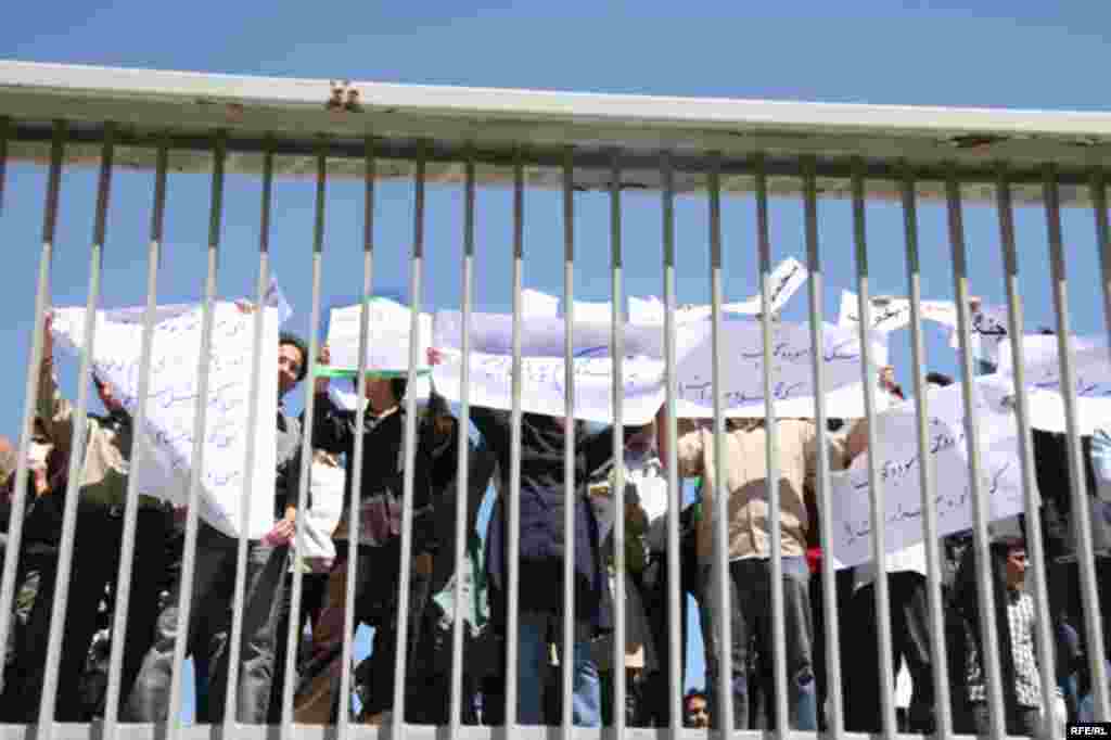 Iran - Iranian students oppose Sivand Dam inundation, Tehran, 21Apr2007