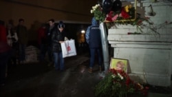 Москвичи несут цветы в память о погибших в авиакатастрофе Ту-154 (видео)