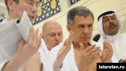 Tatar President Rustam Minnikhanov prays during his "minor hajj" in Mecca. 