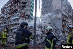 Blocul de locuințe parțial prăbușit după atacul rusesc din 14 mai, raionul Darnița din Kiev