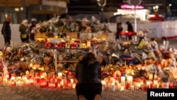 Lumânări aprinse la locul tragediei din stațiunea Crans-Montana, pe 4 ianuarie 2025. 