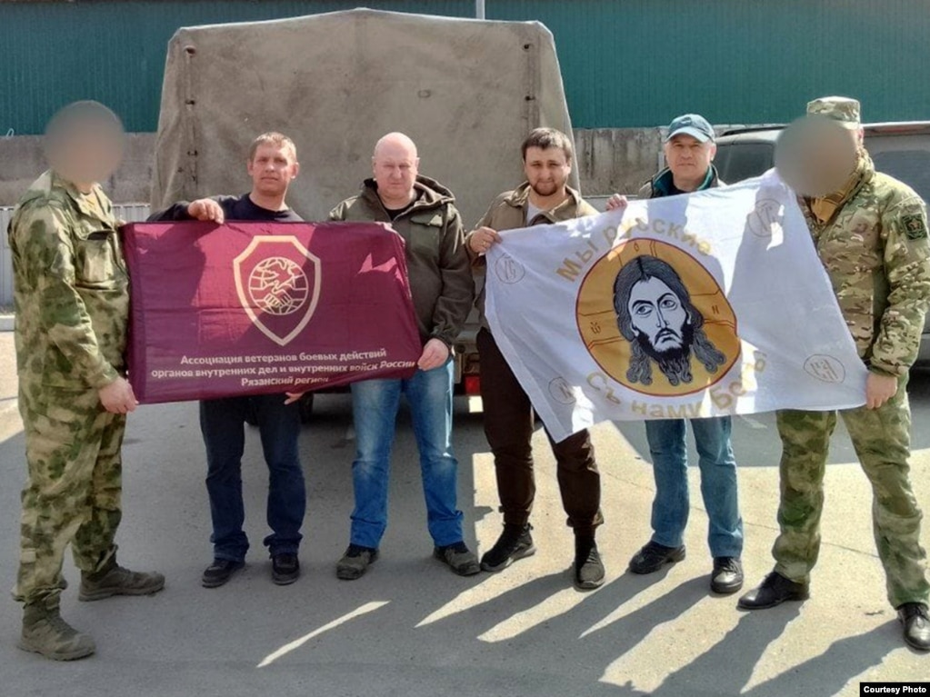 Oleg Koveshnikov (i treti nga e majta). Fytyrat e burrave me kamuflazh janë turbulluar nga autori.
