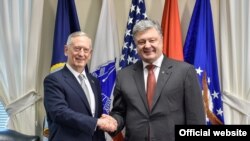 Президент України Петро Порошенко (п) і міністр оборони США Джеймс Маттіс під час зустрічі у Вашингтоні, 20 червня 2017 року