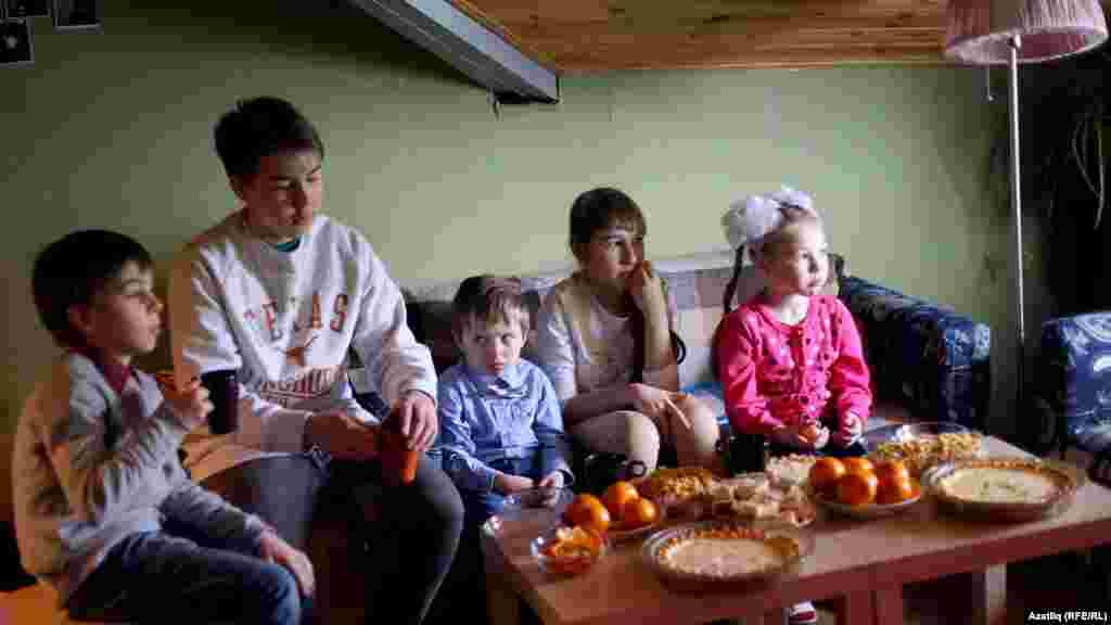 Балалар чәй эчеп, милли ризыкларны ашап мультфильм карый