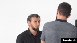 Шамиль Албаков (слева) отвечает на вопросы корреспондентов