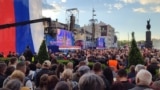 <p>Pristalice Srpske napredne stranke prate obraćanje predsednika Srbije i člana SNS-a Aleksandra Vučića.