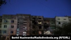 За словами мера, внаслідок влучання виникла пожежа на рівні з четвертого по девʼятий поверхи, є руйнування на 9 поверсі