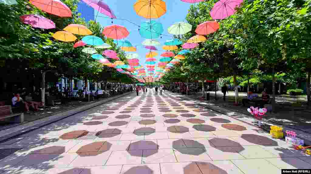 Prištinski trg ukrašen šarenim kišobranima.