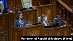 Deputata PAS, Natalia Davidovici, a vorbit în rusă de la tribuna parlamentului