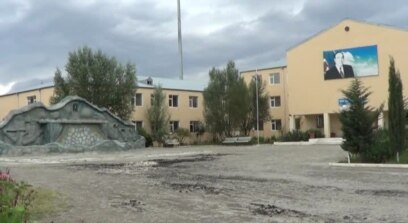 Siyəzəndə «divarları gəzən» xatirə lövhəsi