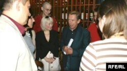 Вацлаў Гавэл сярод беларусаў на вечары памяці Васіля Быкава ў Празе 19 чэрвеня 2008 году.